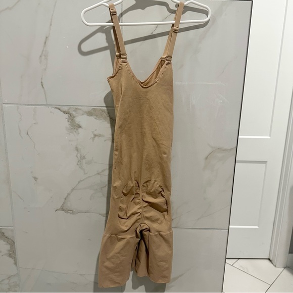 SKIMS Everyday Sculpt Mid Thigh Bodysuit Clay - Picture 4 of 4